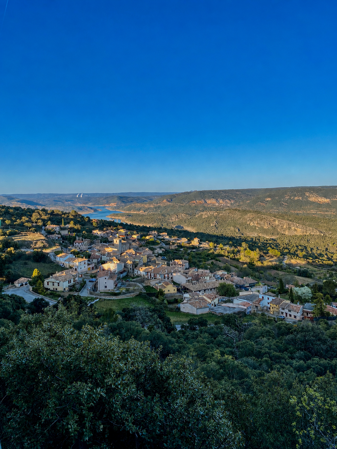 Vista panorámica de Alocén y el embalse de Entrepeñas